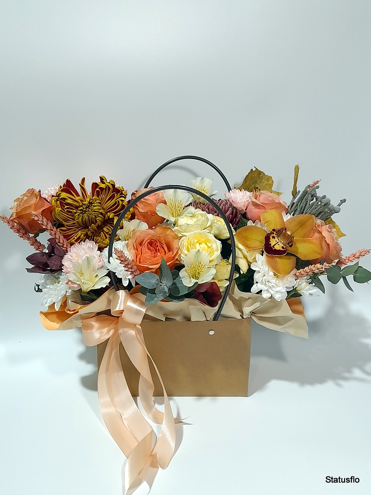 Композиция цветов в сумочке.(№3)