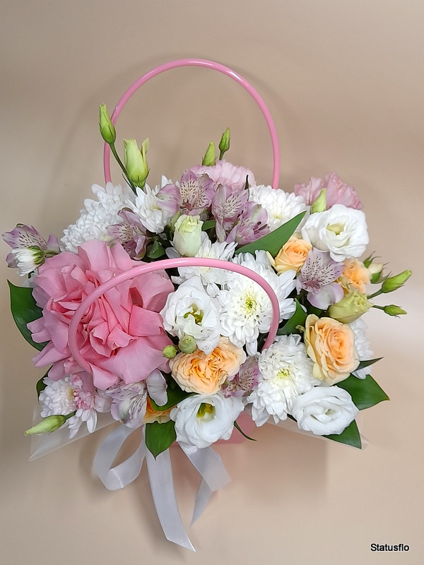 Композиция цветов в сумочке.(№14)