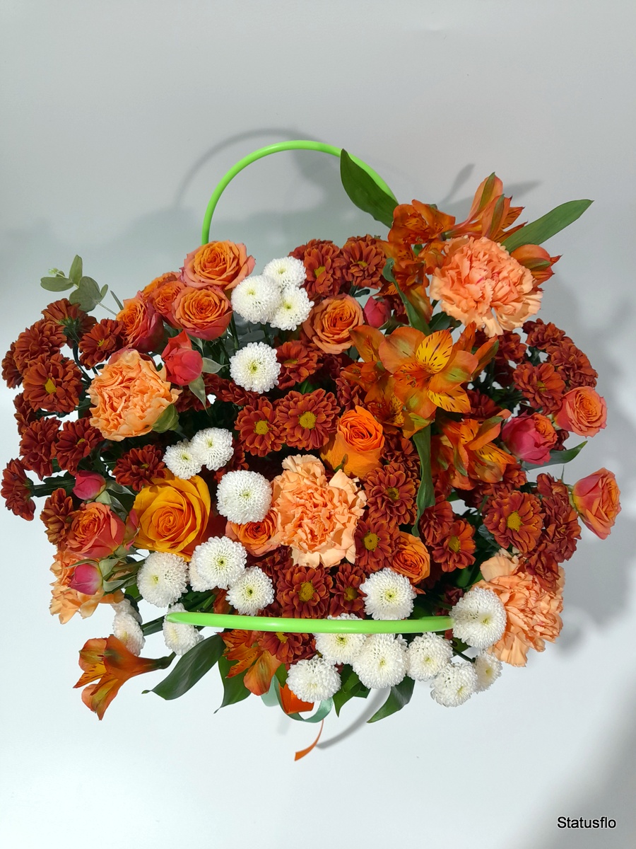 Композиция цветов в сумочке.(№11)