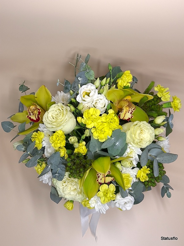 Композиция цветов в коробке (9)