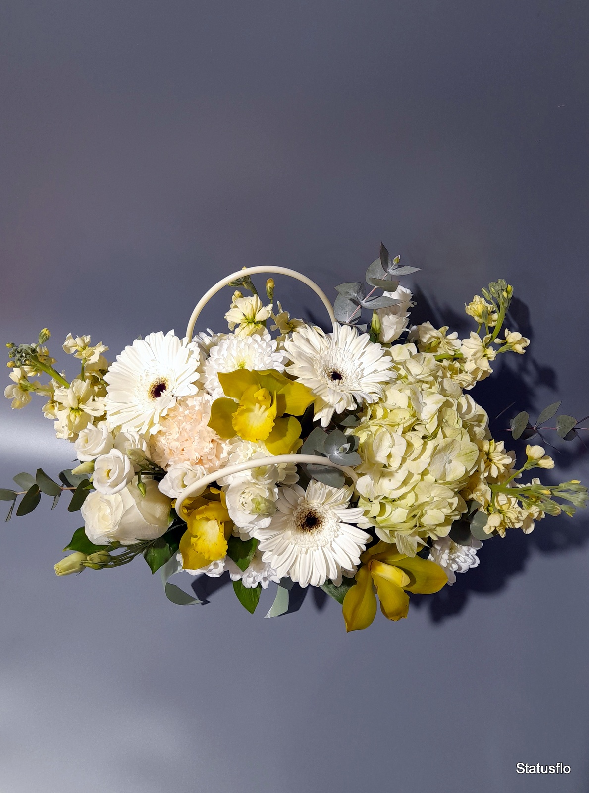 Композиция цветов в сумочке.(№9)