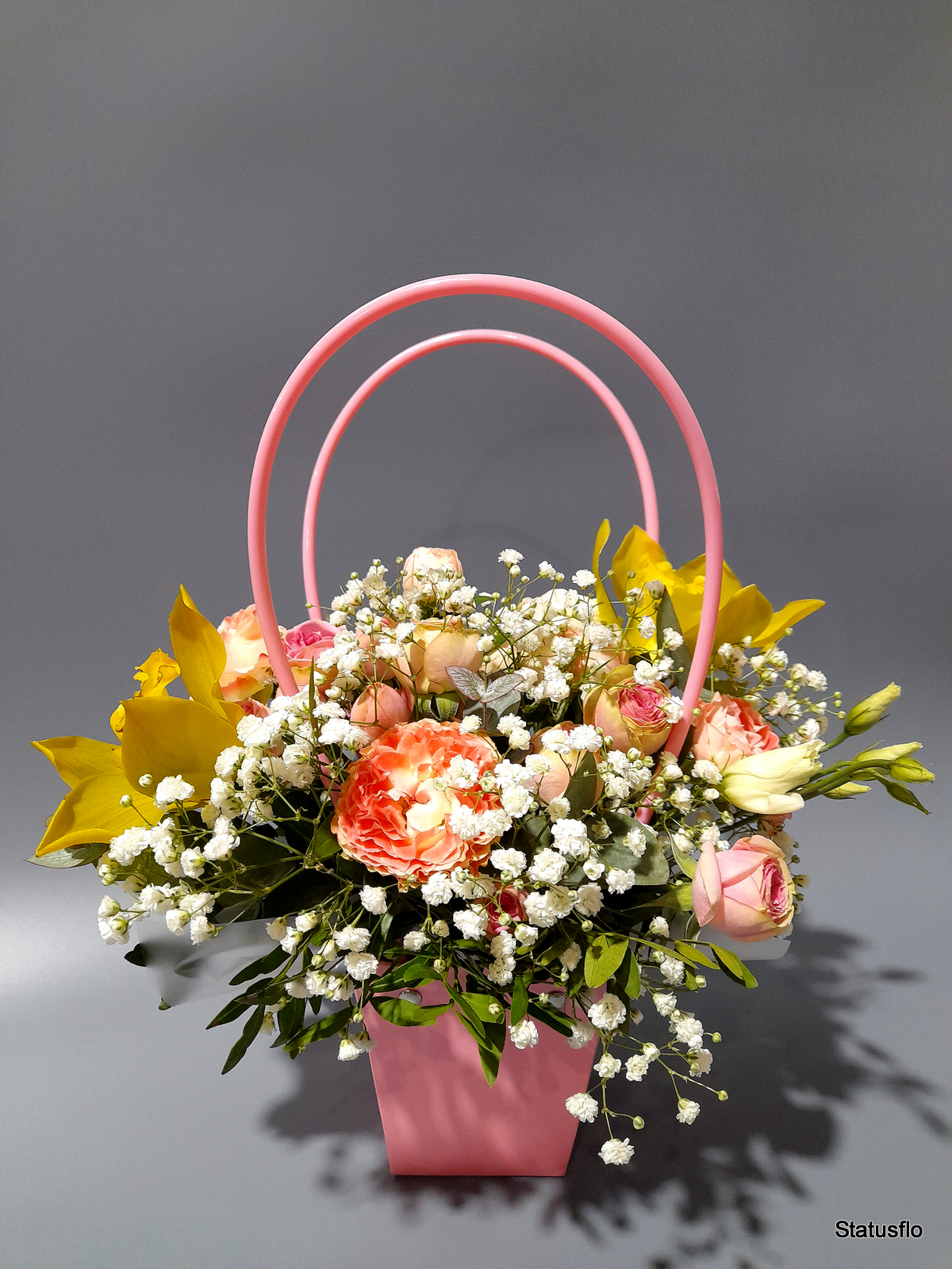 Композиция цветов в сумочке.(№10)