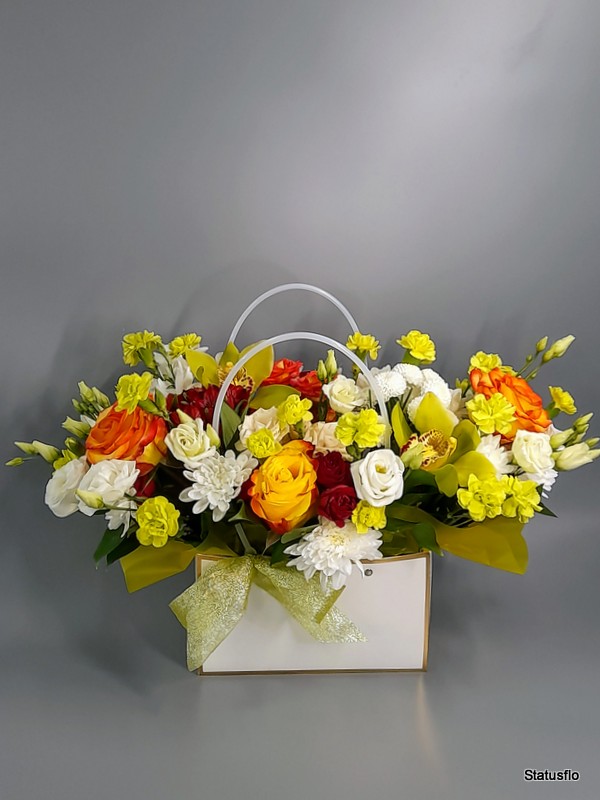 Композиция цветов в сумочке.(№12)