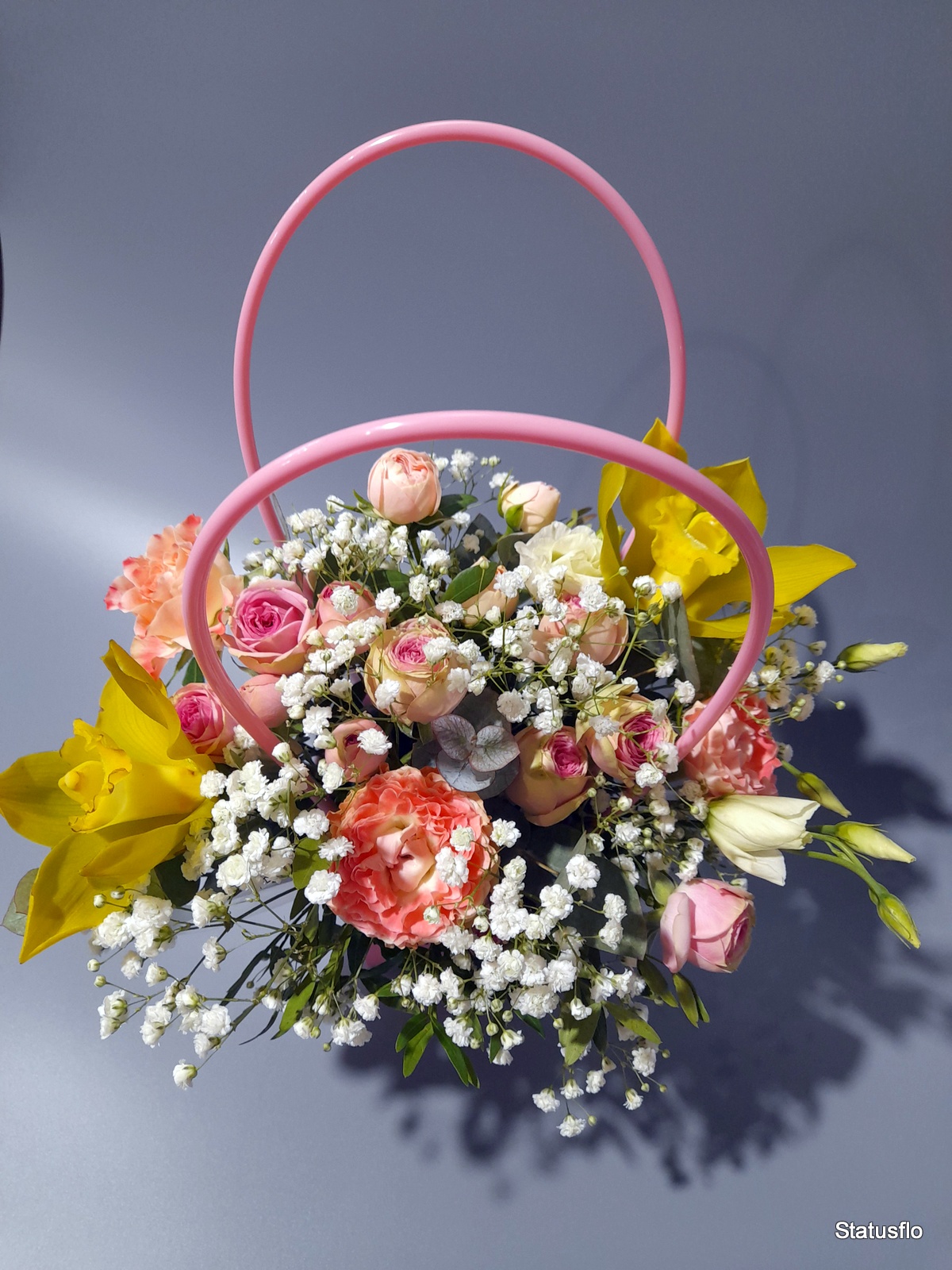 Композиция цветов в сумочке.(№10)