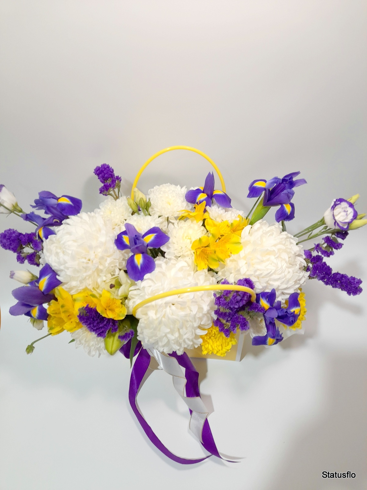 Композиция цветов в сумочке.(Радость)