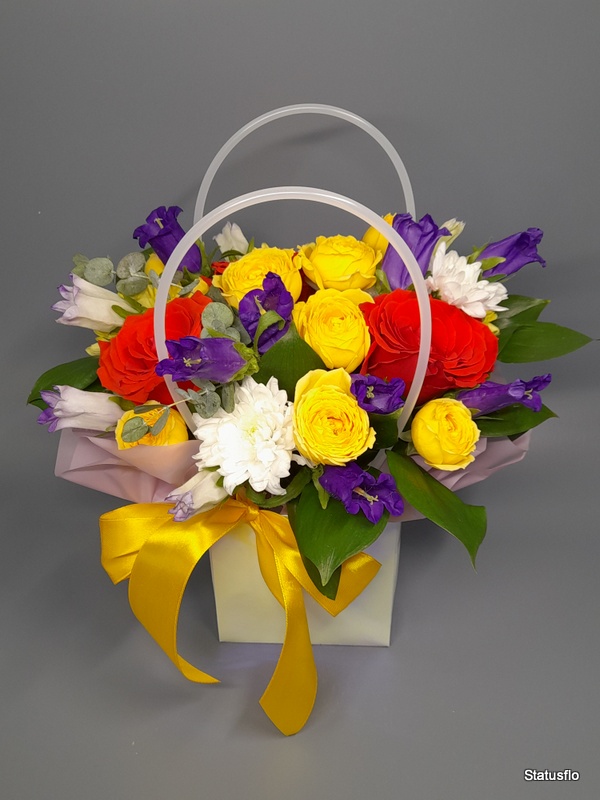 Композиция цветов в сумочке.(№4)