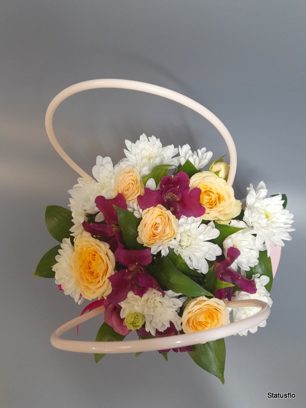 Композиция цветов в сумочке.(№13)