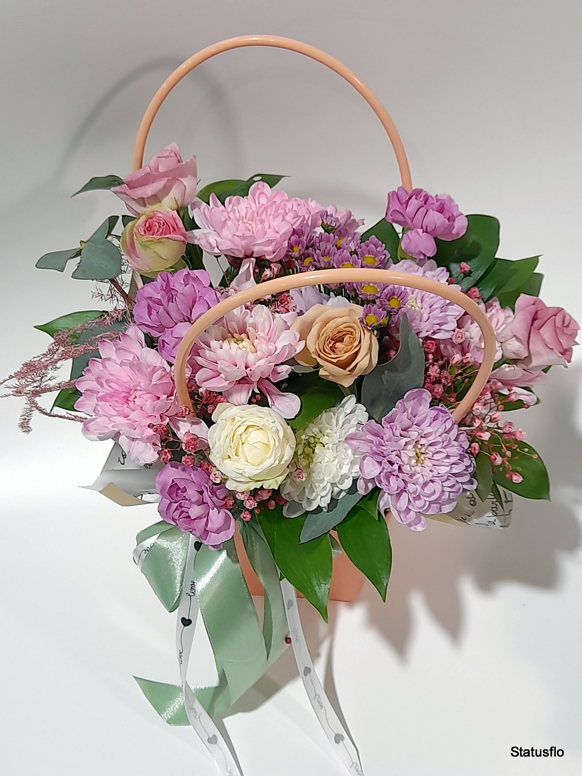 Композиция цветов в сумочке.