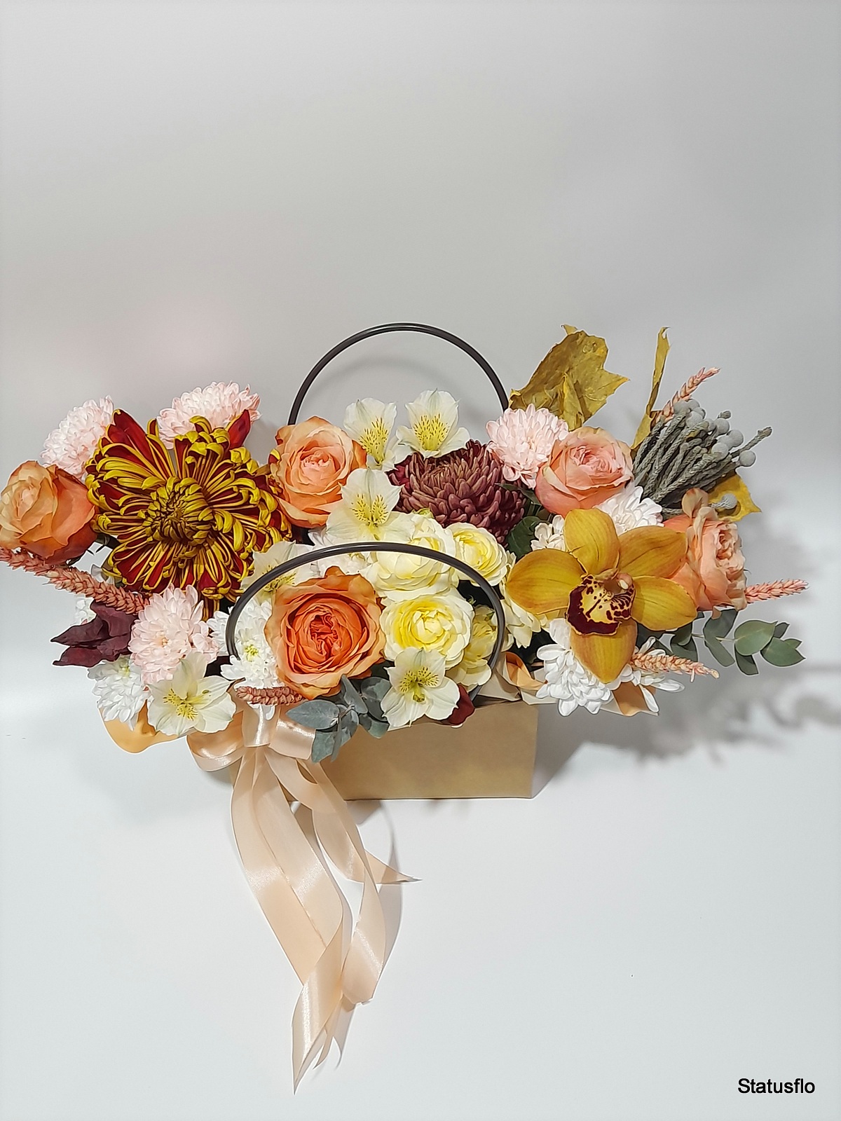 Композиция цветов в сумочке.(№3)