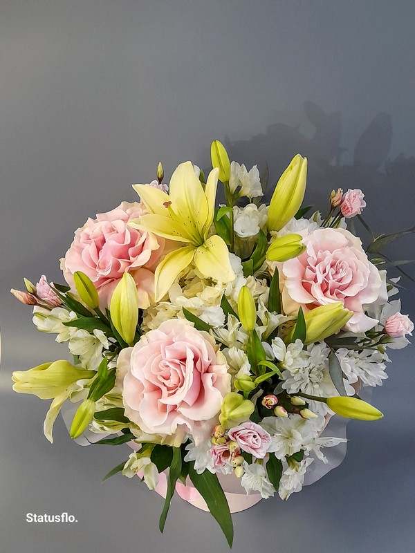 Композиция цветов в коробке.(№13)