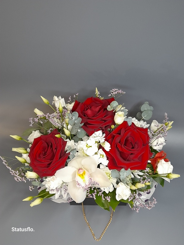 Композиция цветов в коробке.(№15)