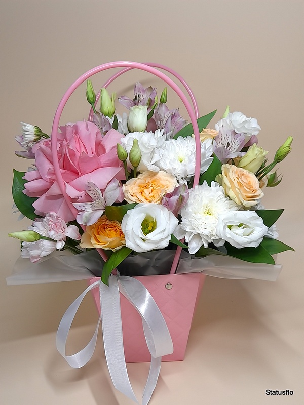 Композиция цветов в сумочке.(№14)