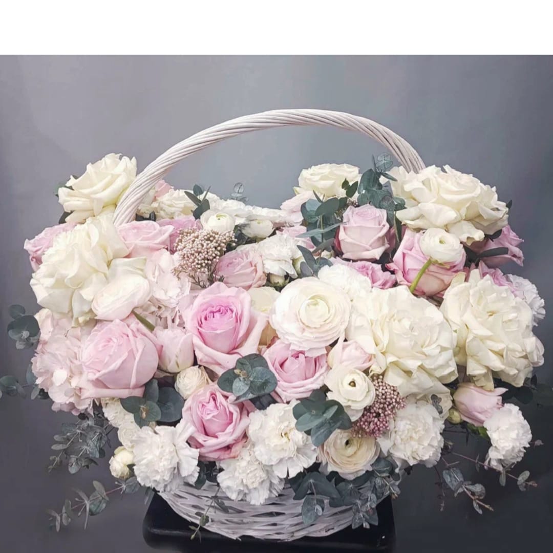 Композиция цветов в корзине.(№1)