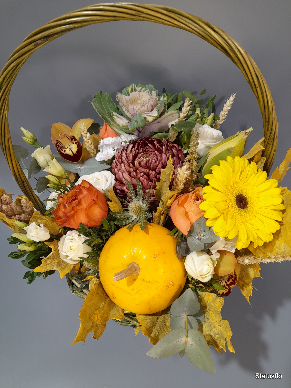 Композиция цветов в корзине.(Золотая осень.)