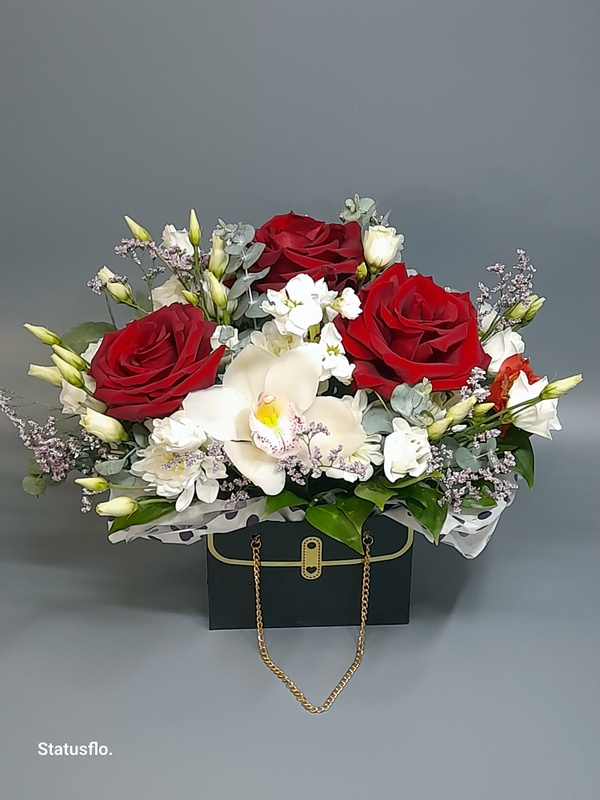 Композиция цветов в коробке.(№15)