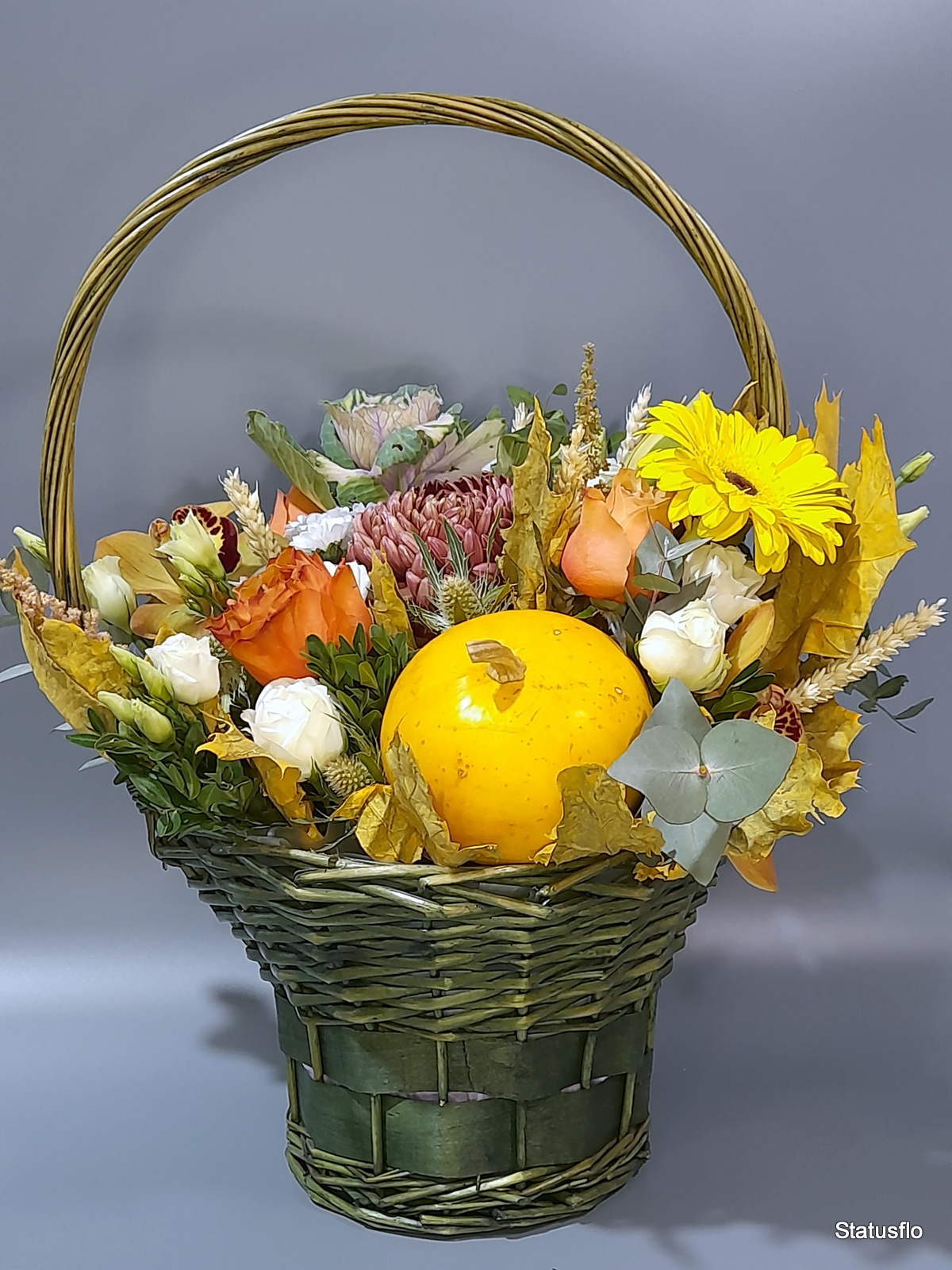 Композиция цветов в корзине.(Золотая осень.)