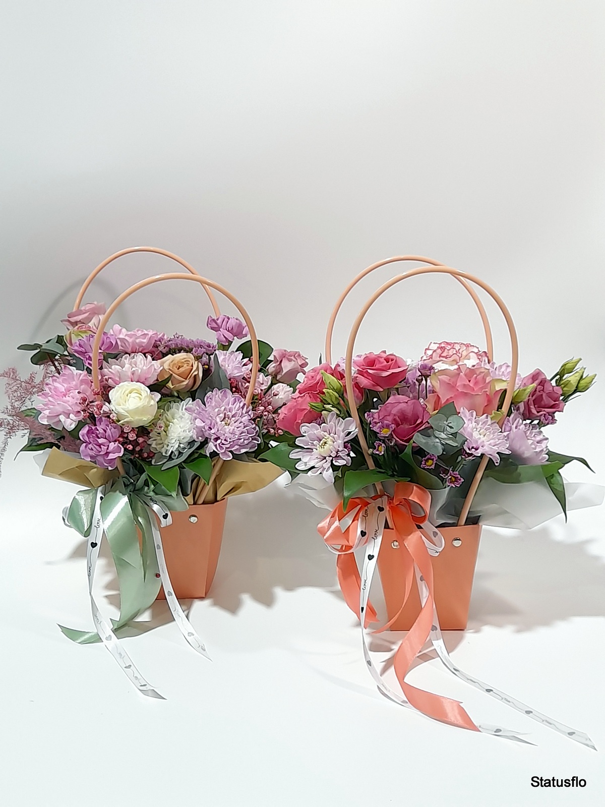 Композиция цветов в сумочке.