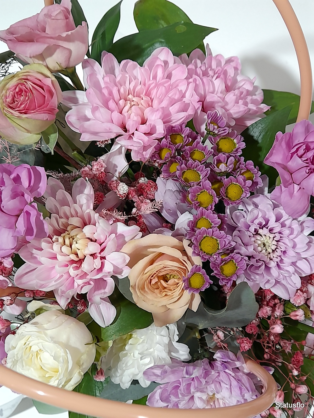 Композиция цветов в сумочке.