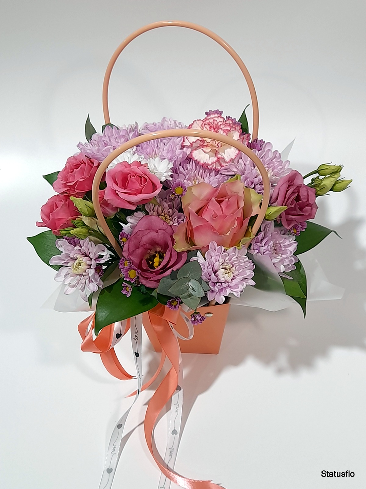 Композиция цветов в сумочке.