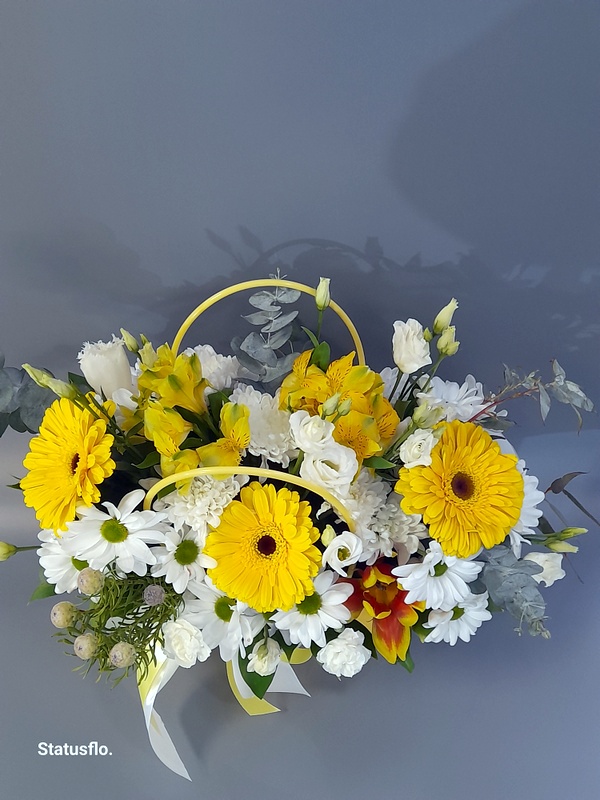 Композиция цветов в сумочке.(№15)