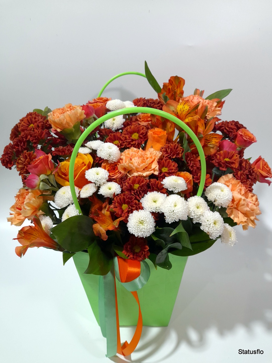 Композиция цветов в сумочке.(№11)