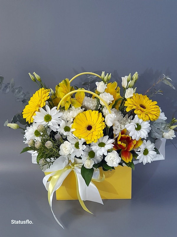 Композиция цветов в сумочке.(№15)