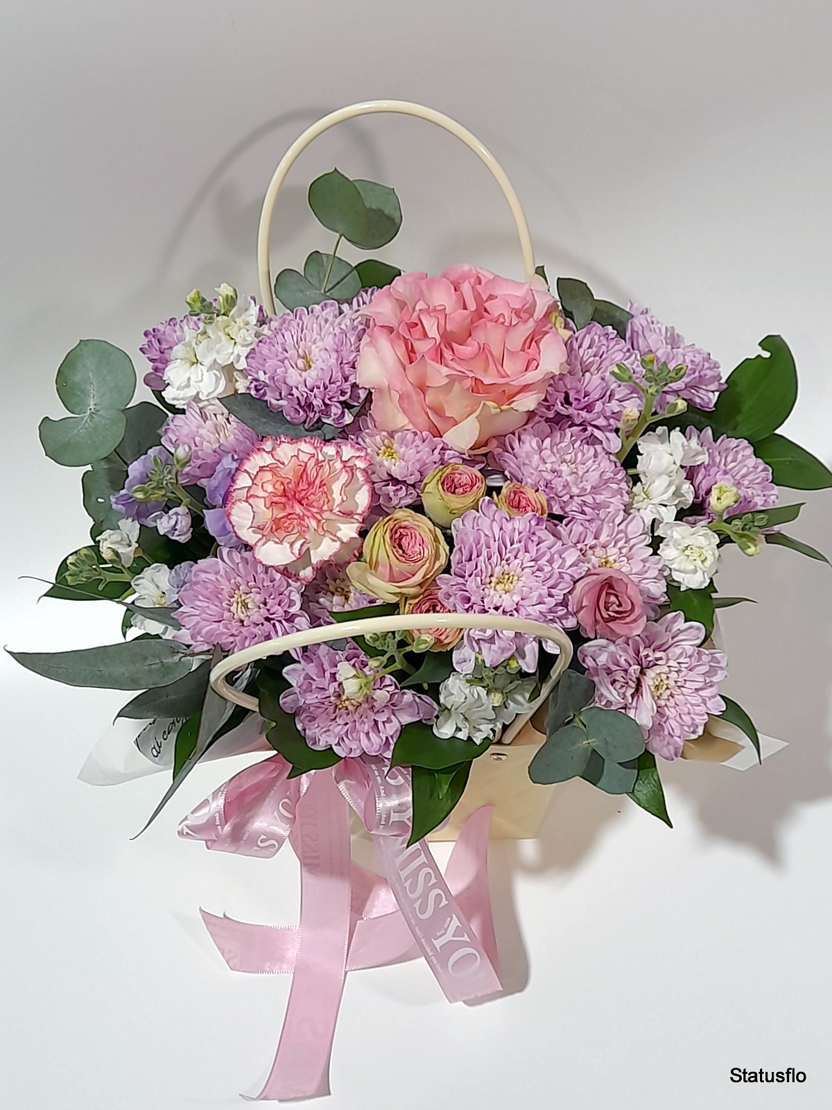 Композиция цветов в сумочке.(№5)