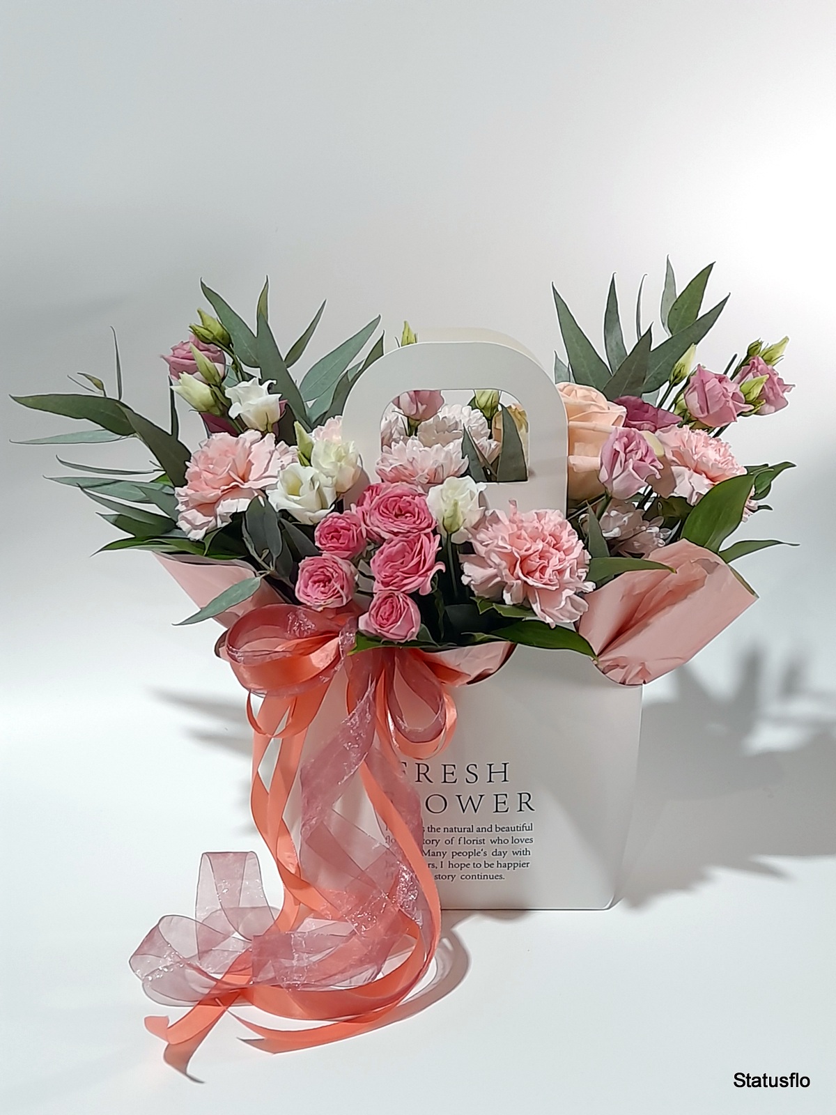 Композиция цветов в сумочке.(№2)