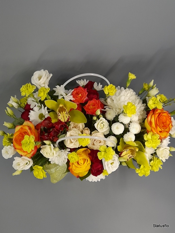 Композиция цветов в сумочке.(№12)