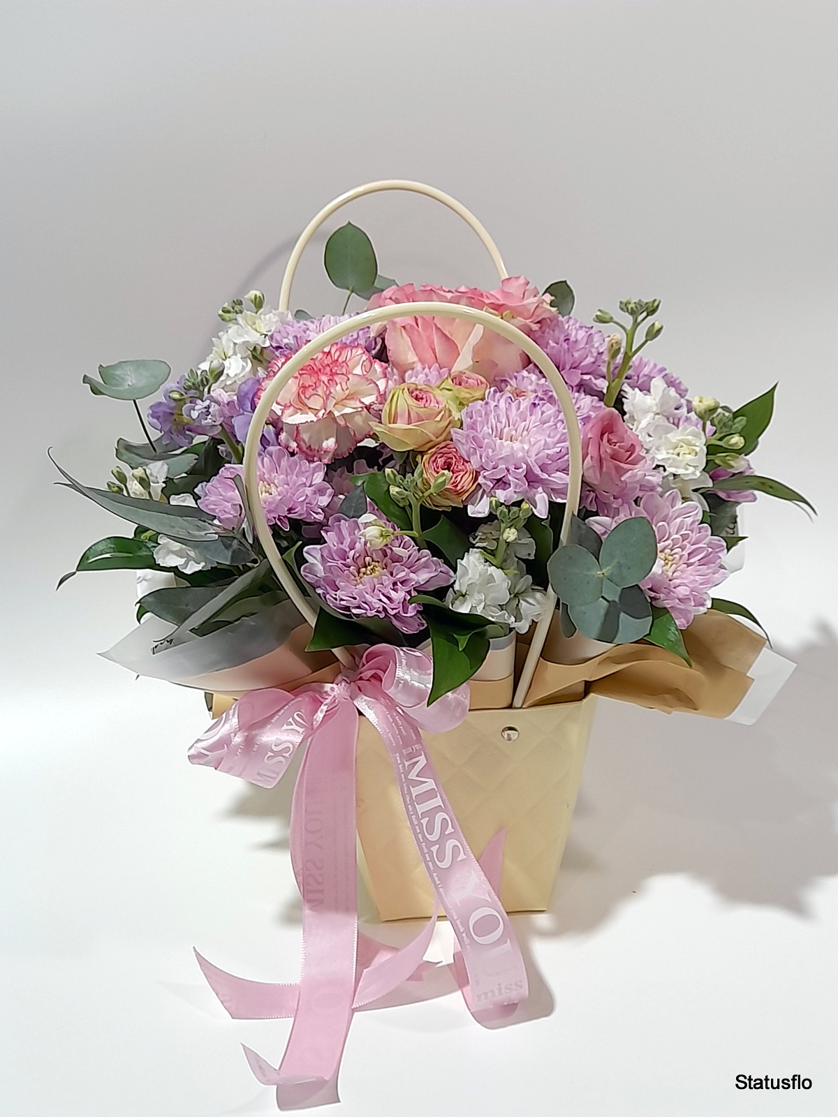 Композиция цветов в сумочке.(№5)