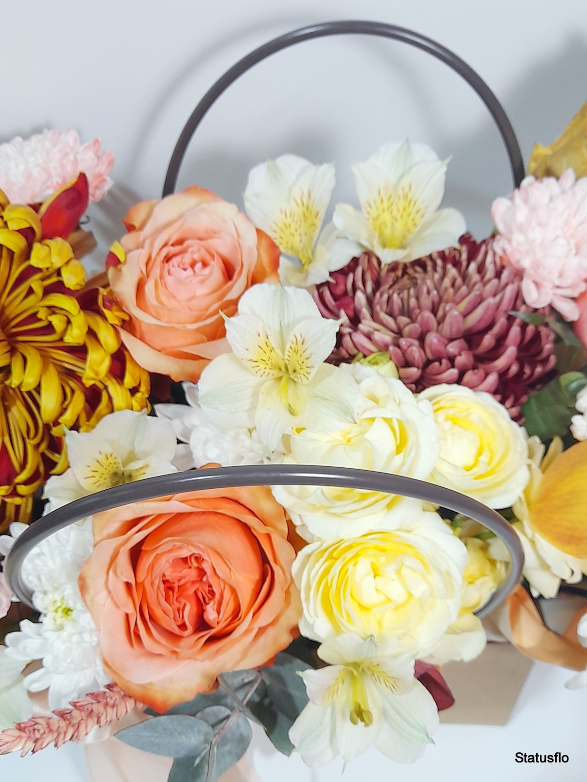 Композиция цветов в сумочке.(№3)