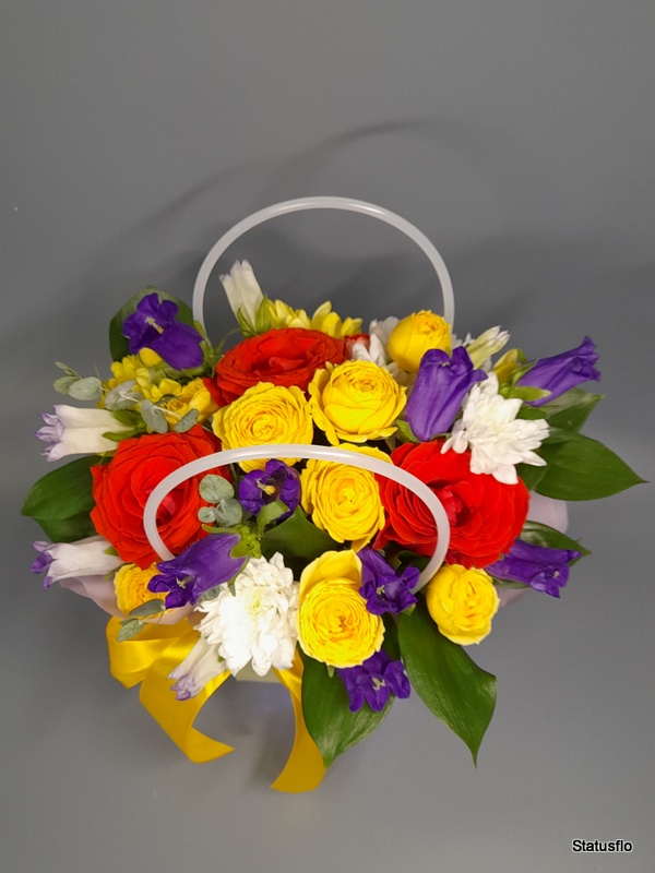 Композиция цветов в сумочке.(№4)