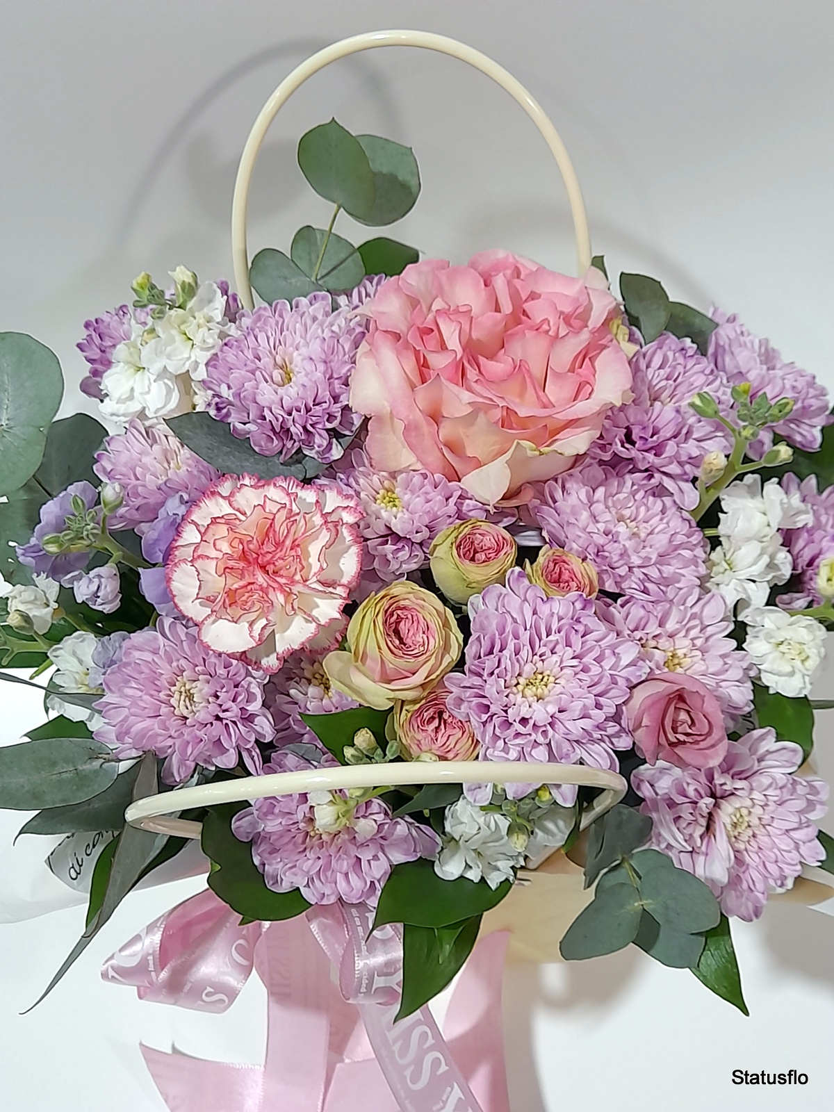 Композиция цветов в сумочке.(№5)