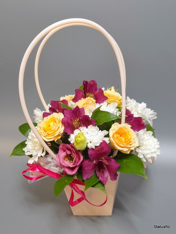 Композиция цветов в сумочке.(№13)