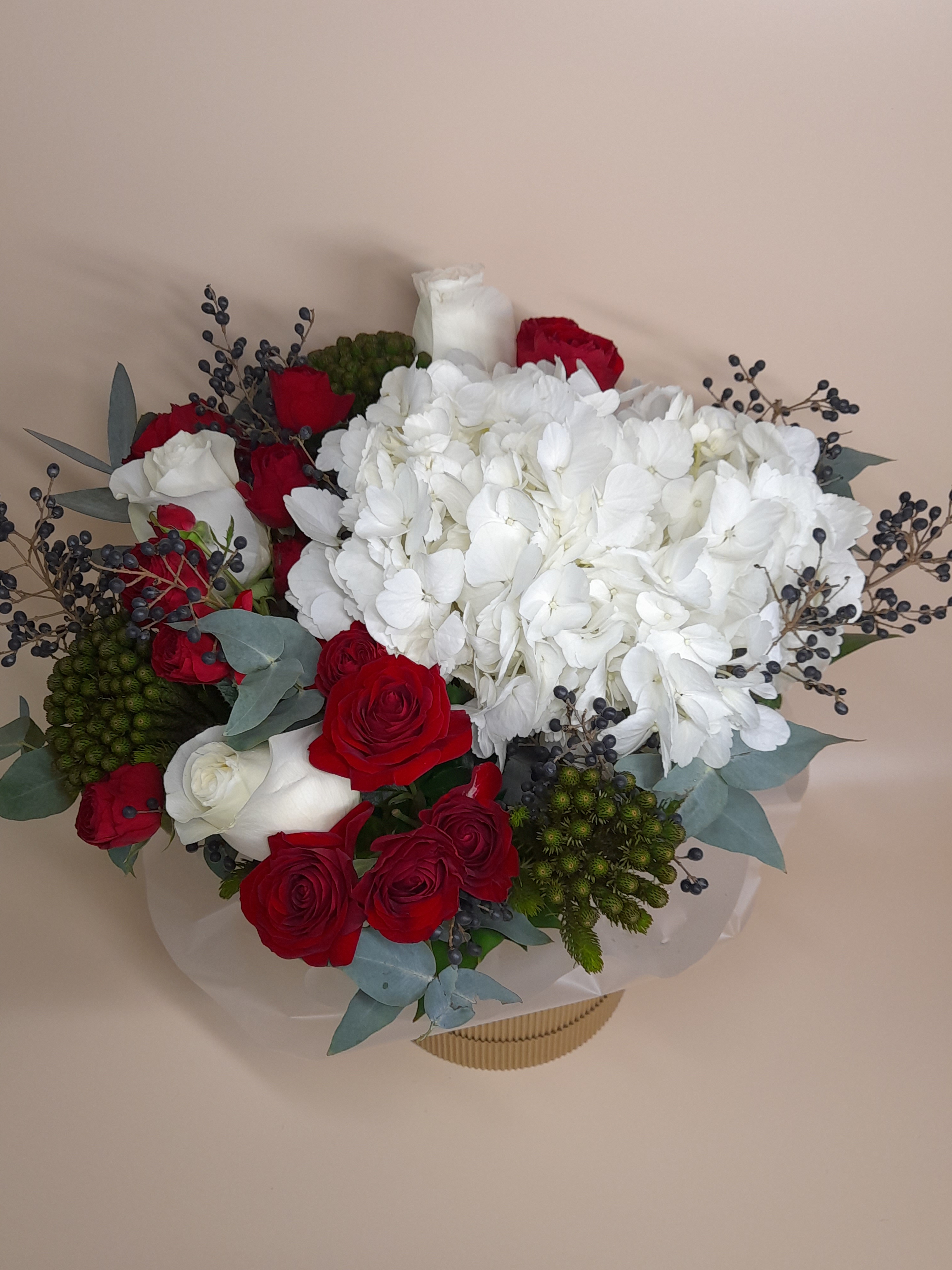 Композиция цветов в коробке (8)