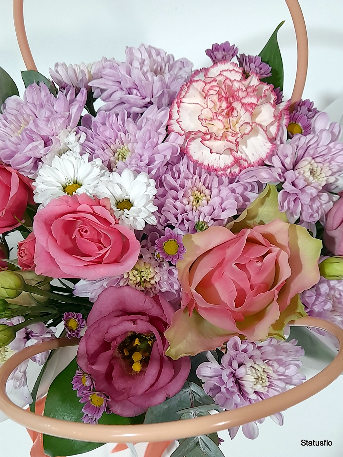 Композиция цветов в сумочке.