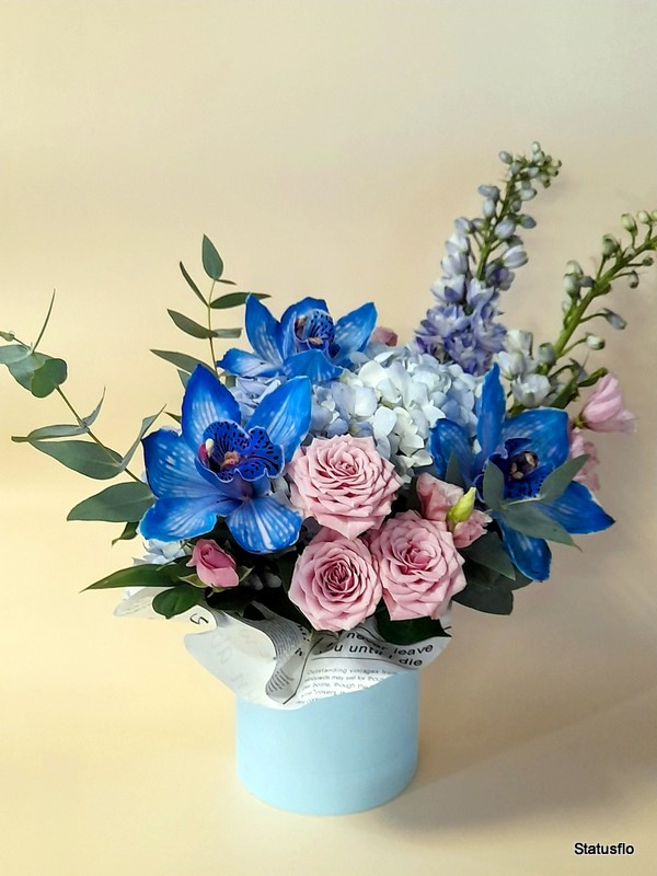 Композиция цветов в коробке.(№6)