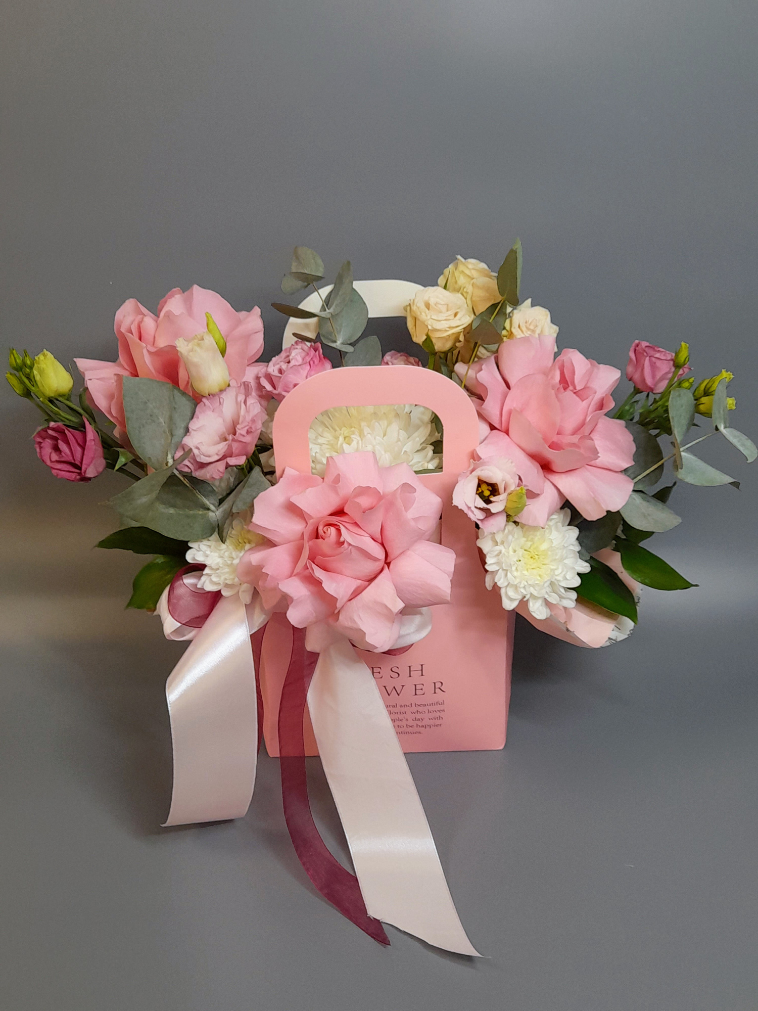 Композиция цветов в сумочке (10)